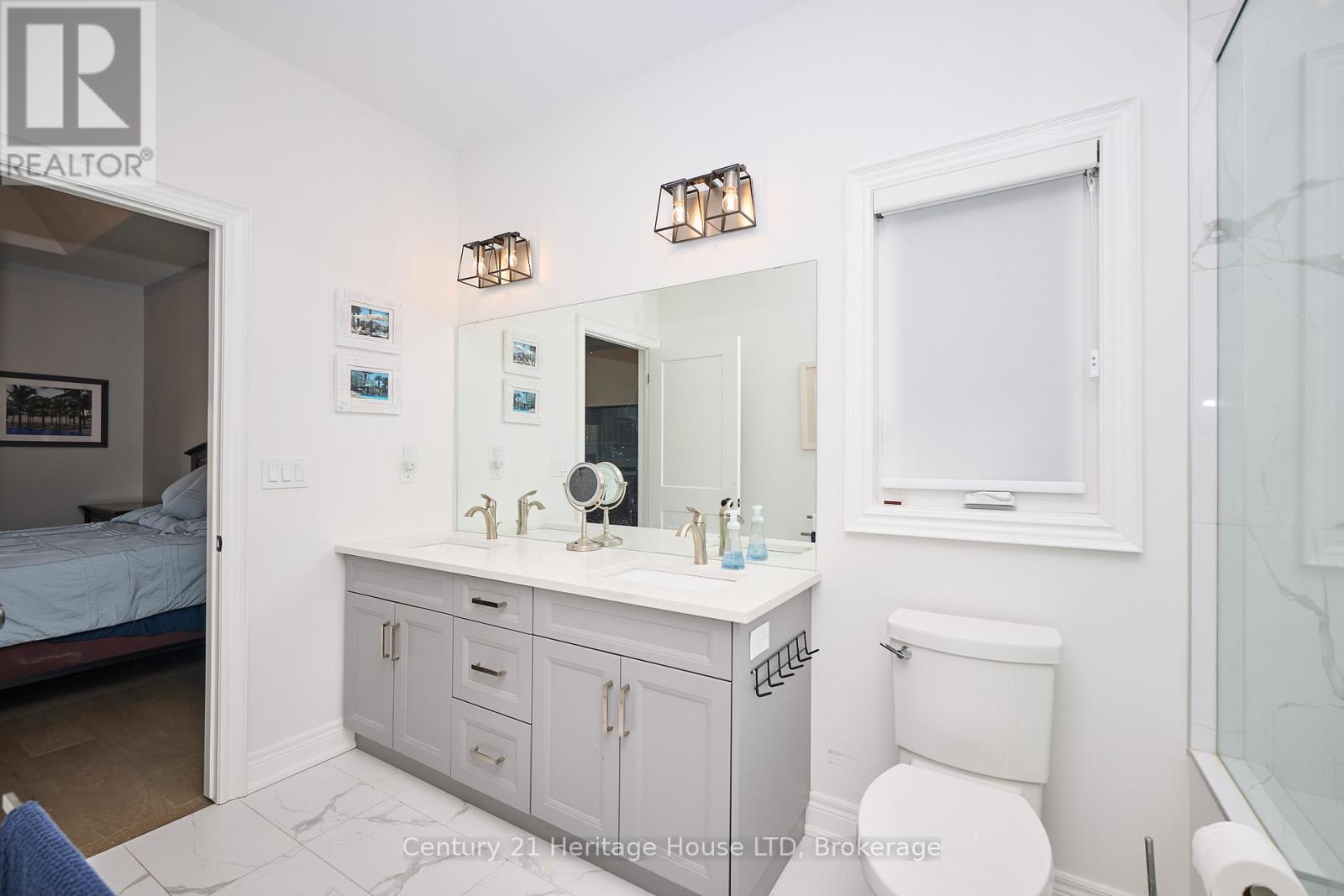 Large vanity with double sinks - 1050 Kettle Court, Fort Erie (Crescent Park), ON - Indoor Photo Showing Bathroom