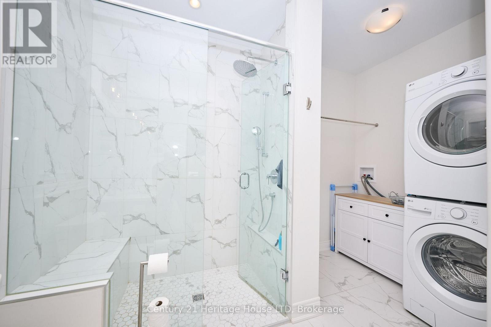 Modern spa-like shower with seating - 1050 Kettle Court, Fort Erie (Crescent Park), ON - Indoor Photo Showing Laundry Room