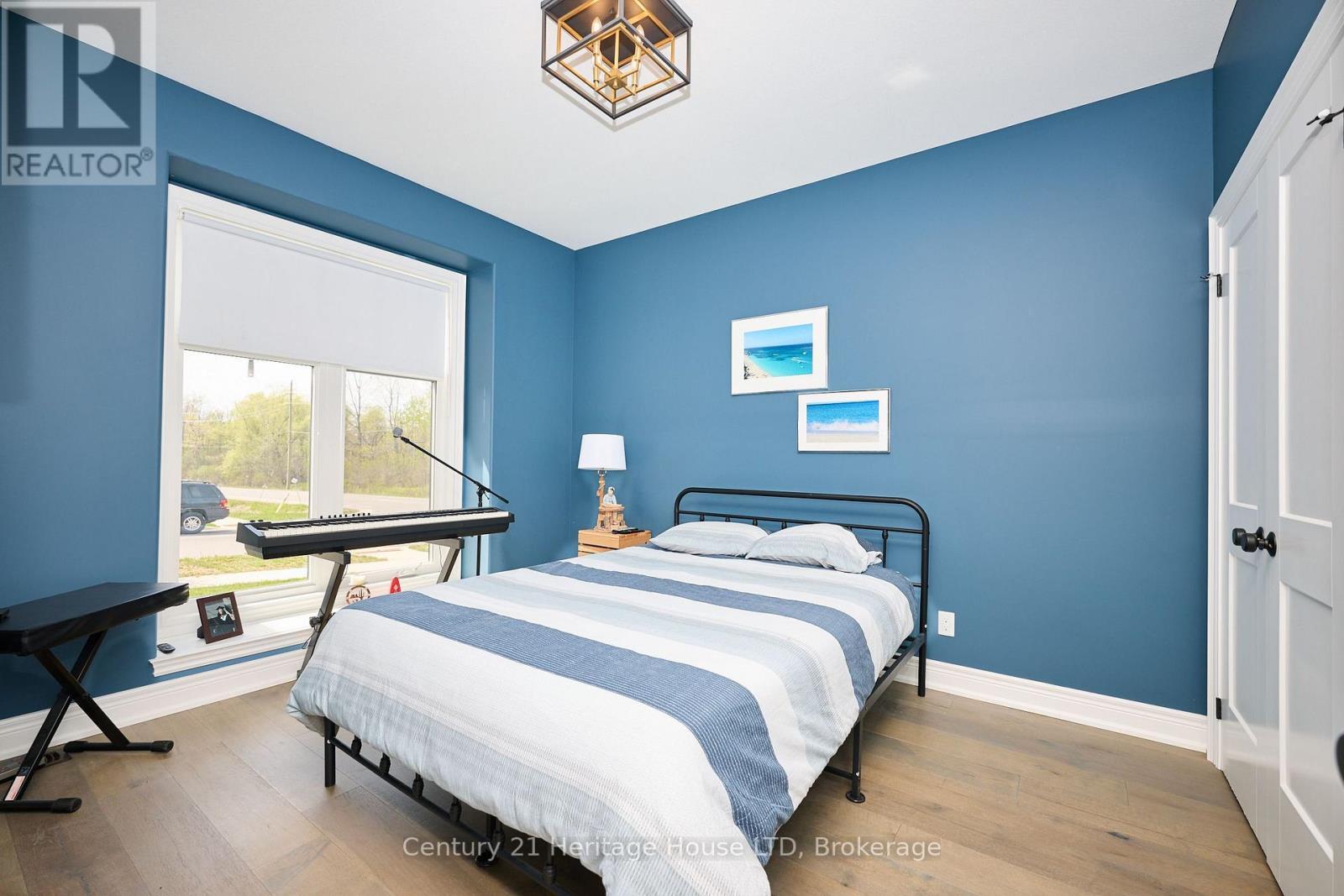 Main floor bedroom with large window - 1050 Kettle Court, Fort Erie (Crescent Park), ON - Indoor Photo Showing Bedroom