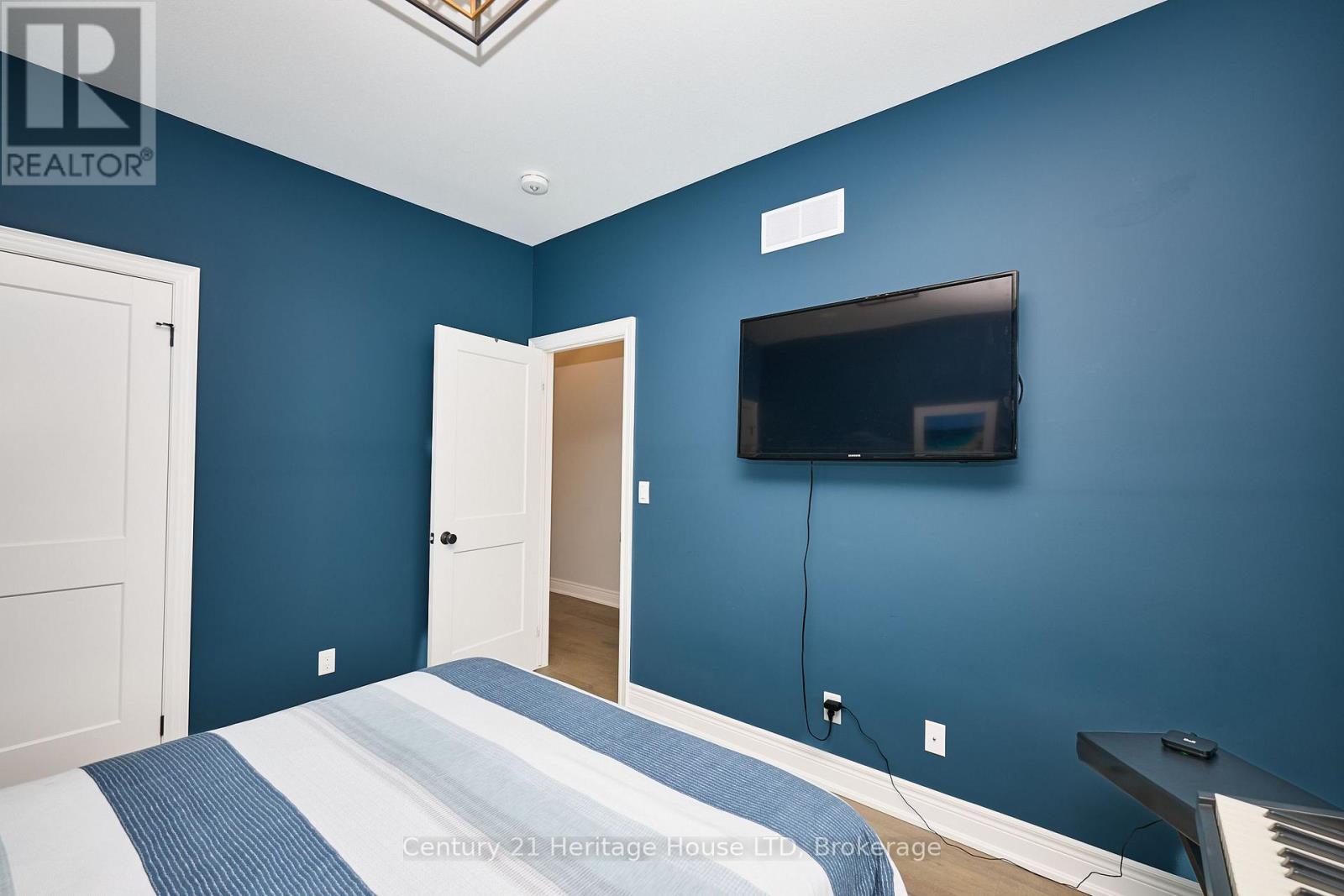 Bedroom facing the hallwa - 1050 Kettle Court, Fort Erie (Crescent Park), ON - Indoor Photo Showing Bedroom