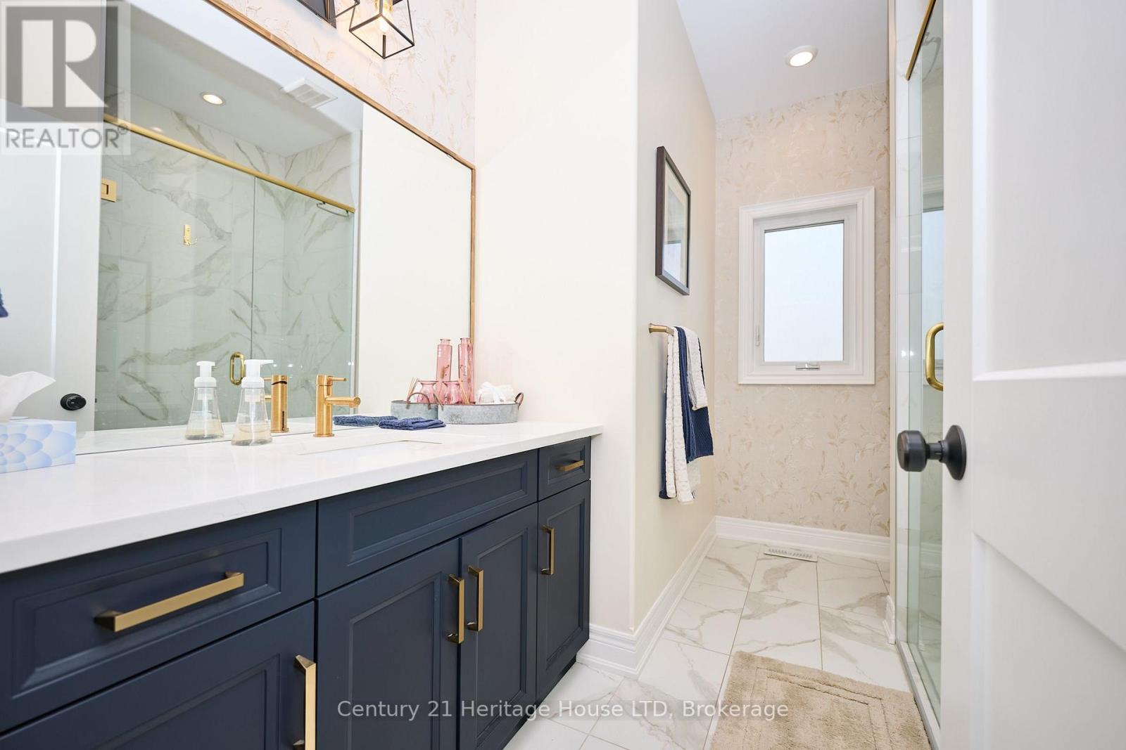 3 PC main level bathroom - 1050 Kettle Court, Fort Erie (Crescent Park), ON - Indoor Photo Showing Bathroom