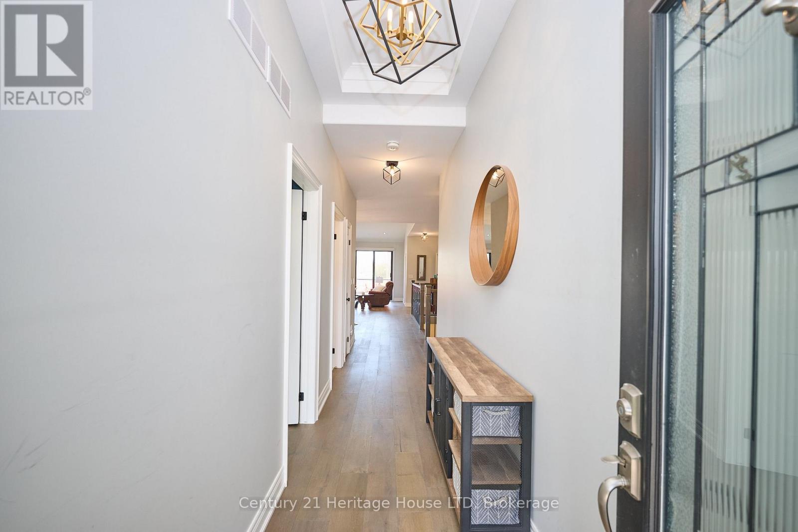 Warm & inviting front foyer - 1050 Kettle Court, Fort Erie (Crescent Park), ON - Indoor Photo Showing Other Room