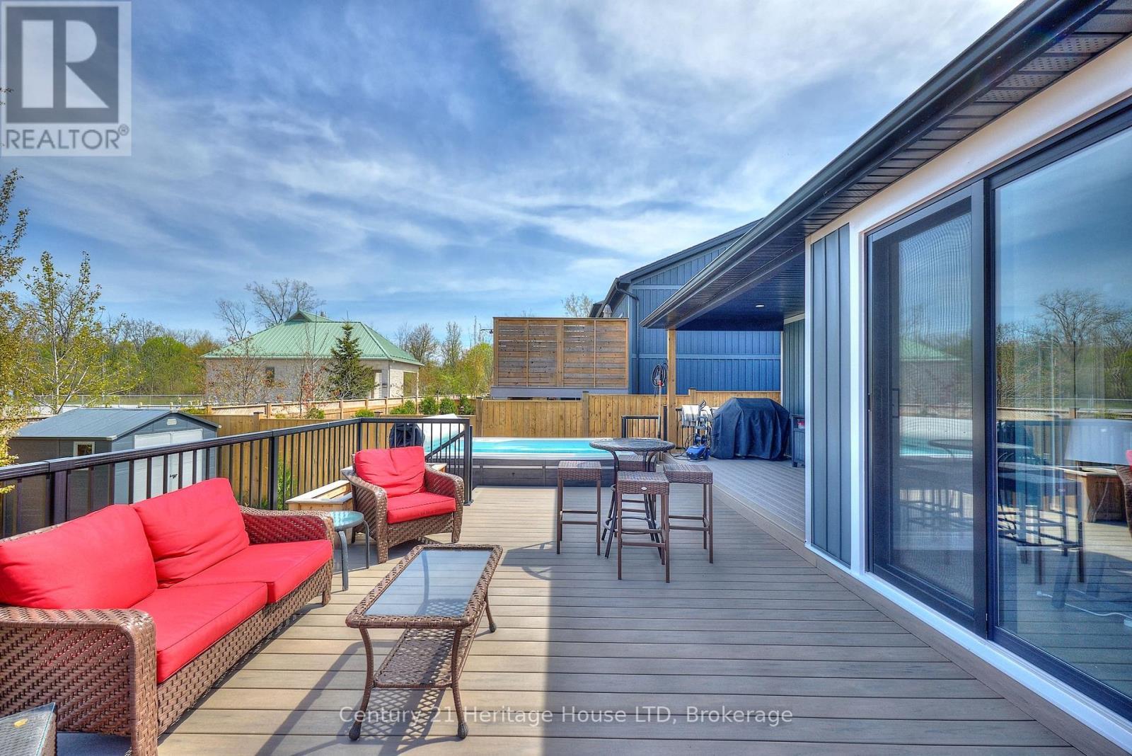 Spacious back deck & w/o to living room - 1050 Kettle Court, Fort Erie (Crescent Park), ON - Outdoor With Deck Patio Veranda With Exterior