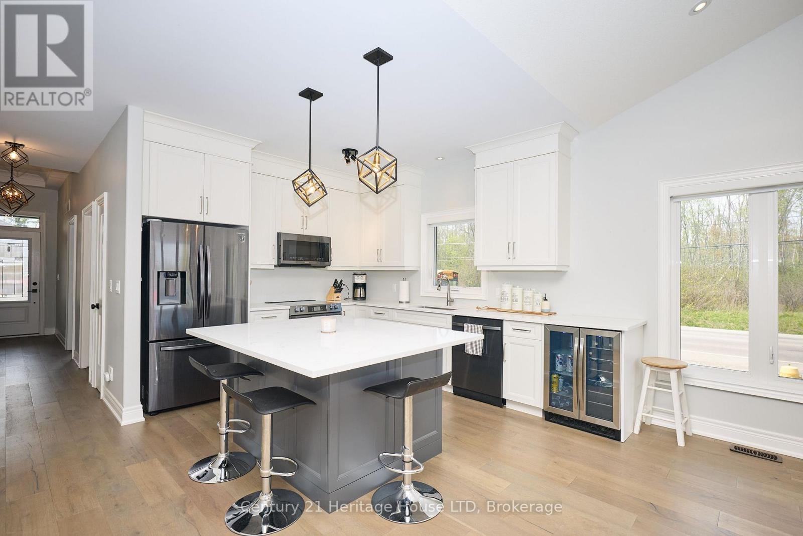 Modern kitchen with large center island - 1050 Kettle Court, Fort Erie (Crescent Park), ON - Indoor Photo Showing Kitchen With Stainless Steel Kitchen With Upgraded Kitchen