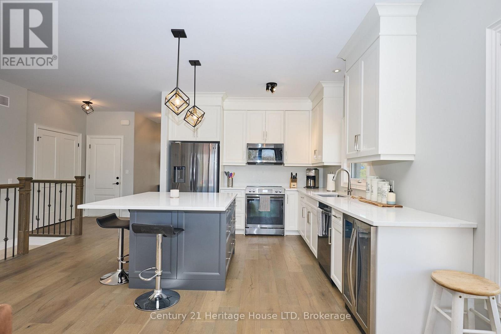 Bright kitchen with ss appliances & b/i microwave - 1050 Kettle Court, Fort Erie (Crescent Park), ON - Indoor Photo Showing Kitchen With Stainless Steel Kitchen With Upgraded Kitchen