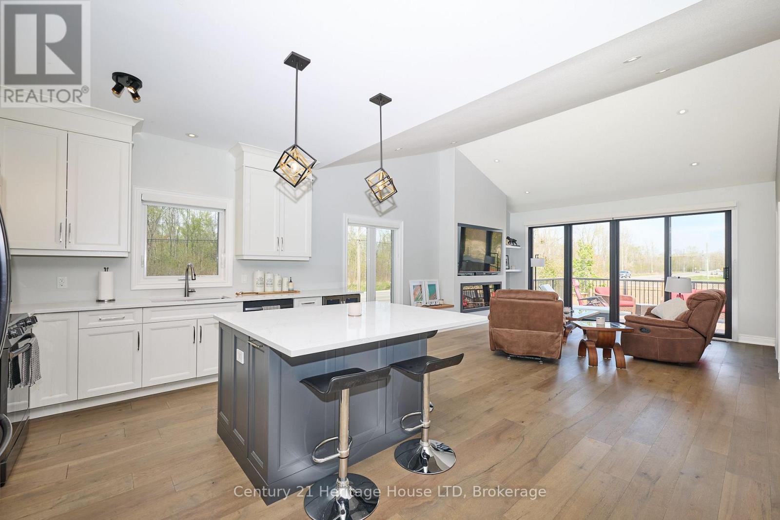 Open concept layout - kitchen cmb with living room - 1050 Kettle Court, Fort Erie (Crescent Park), ON - Indoor Photo Showing Kitchen With Upgraded Kitchen