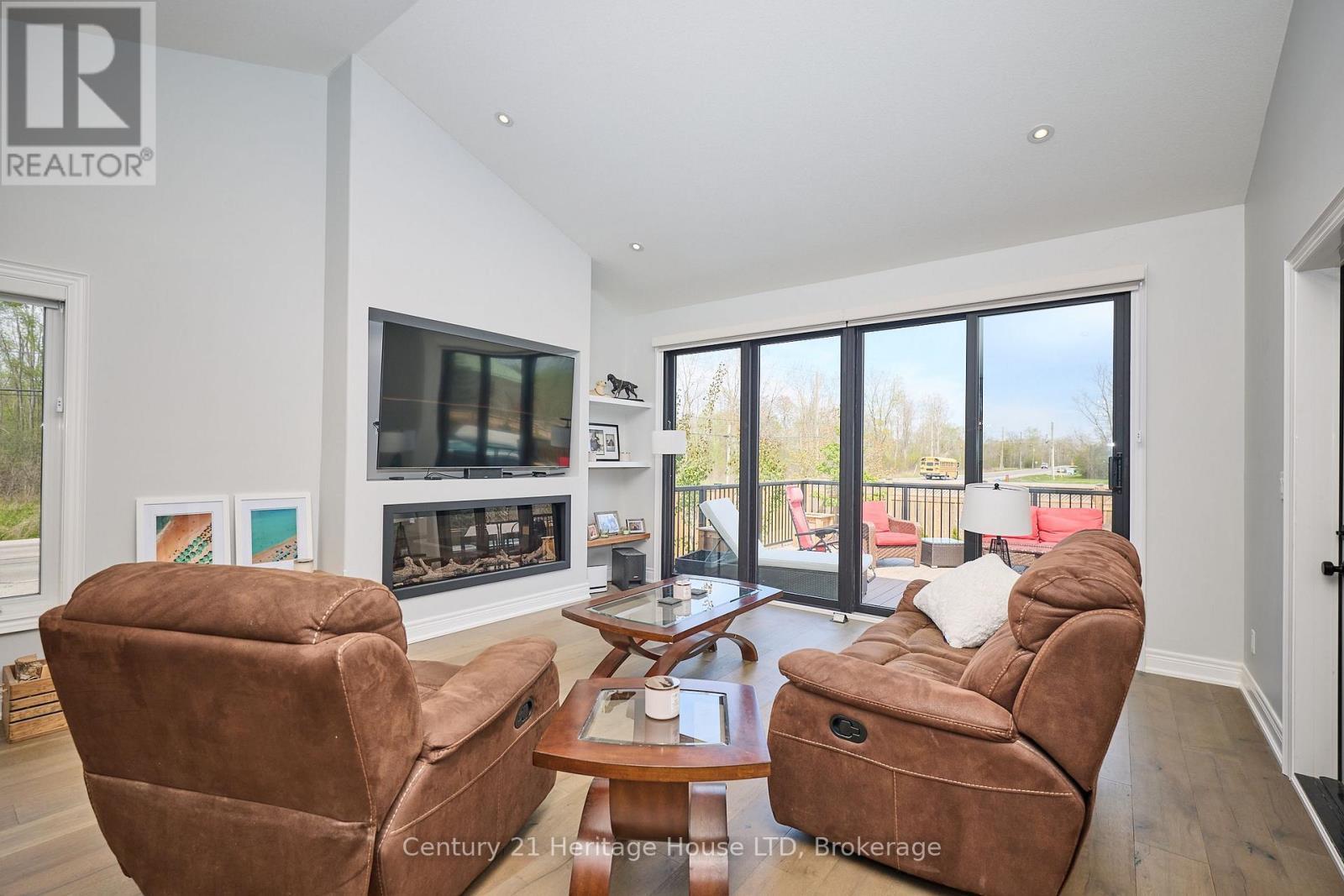 Living room with vaulted ceiling & natural light - 1050 Kettle Court, Fort Erie (Crescent Park), ON - Indoor Photo Showing Living Room With Fireplace