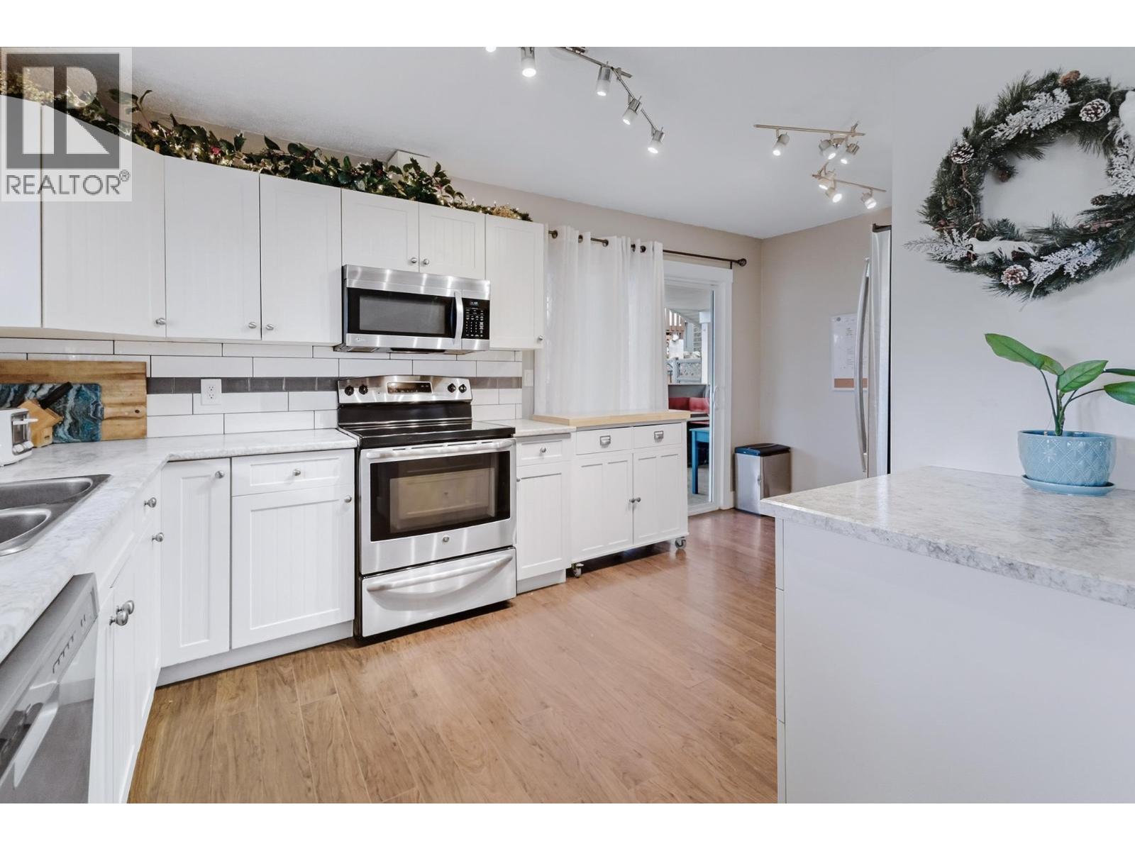 2126 Verde Vista Road, Kelowna, BC - Indoor Photo Showing Kitchen With Double Sink