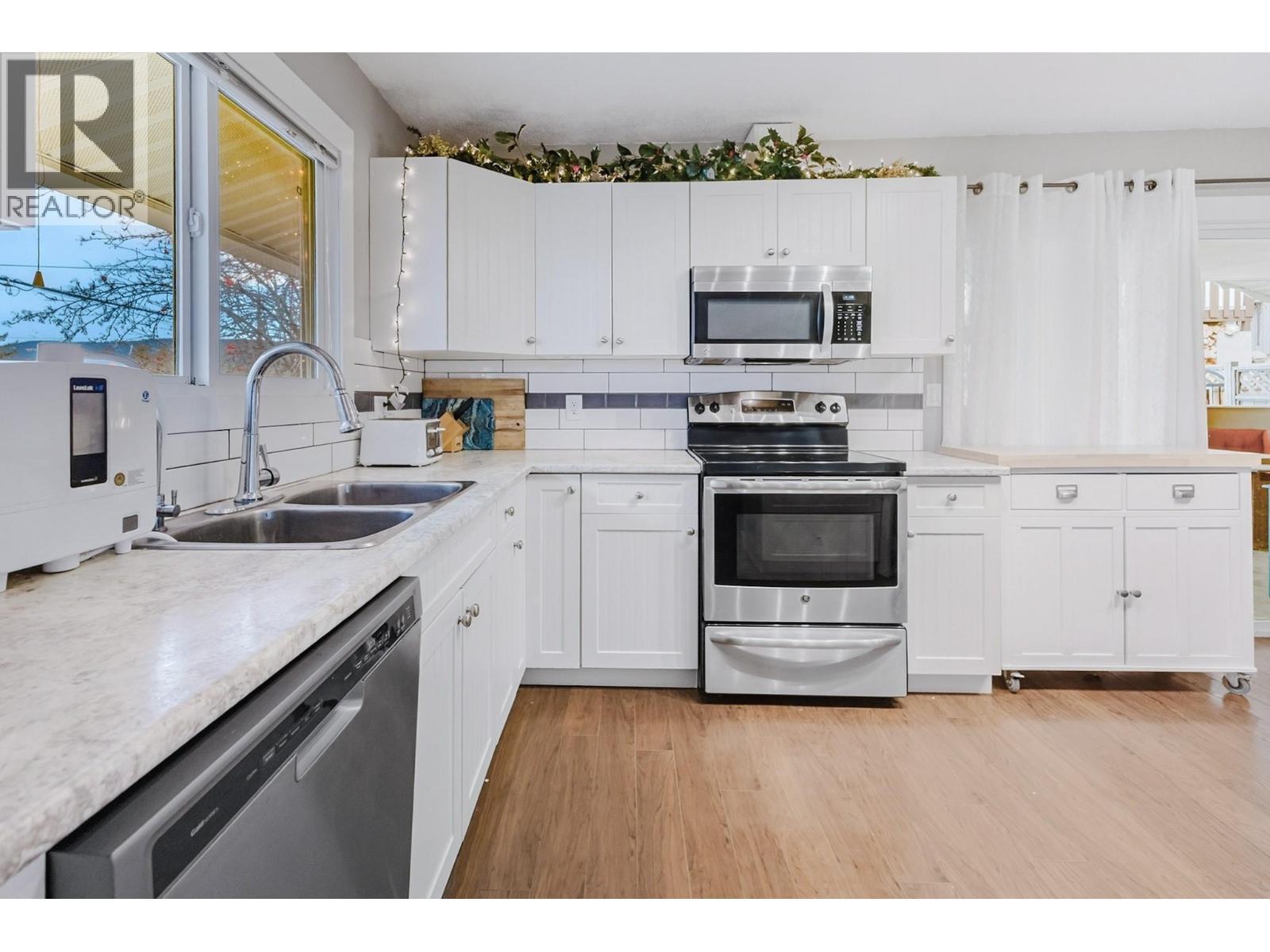 2126 Verde Vista Road, Kelowna, BC - Indoor Photo Showing Kitchen With Double Sink