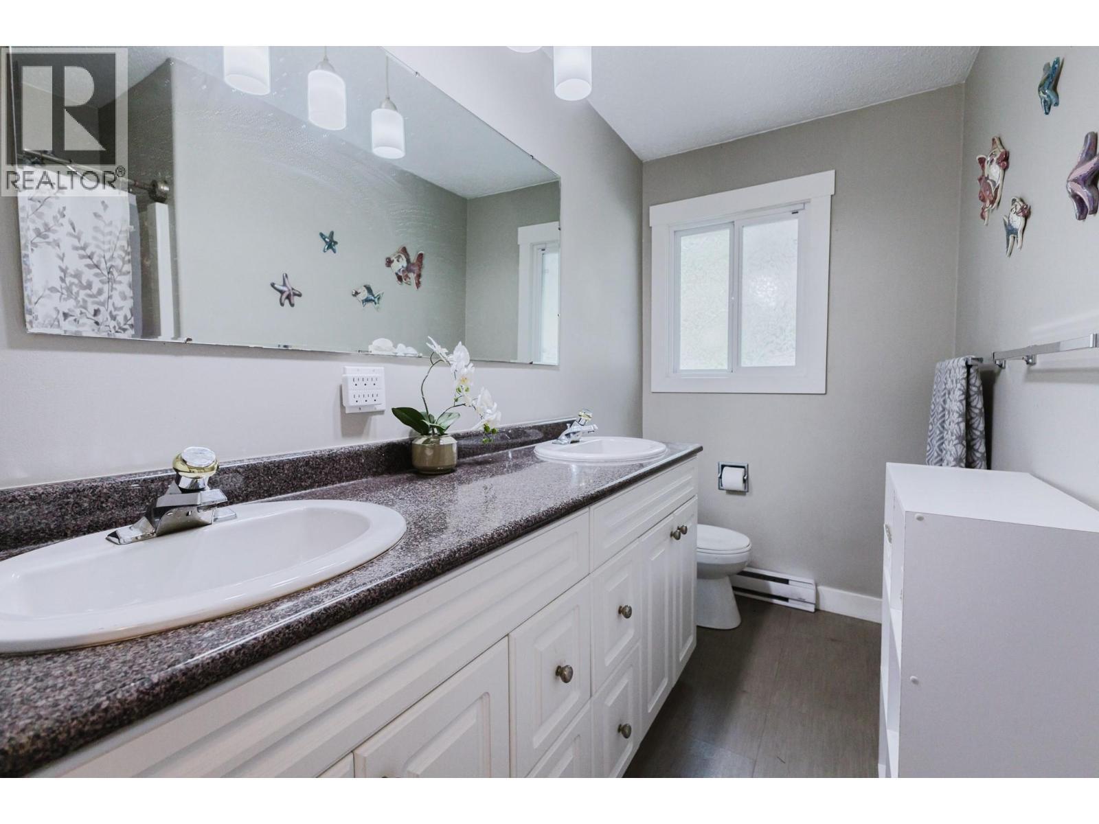main bath with tub and shower - 2126 Verde Vista Road, Kelowna, BC - Indoor Photo Showing Bathroom