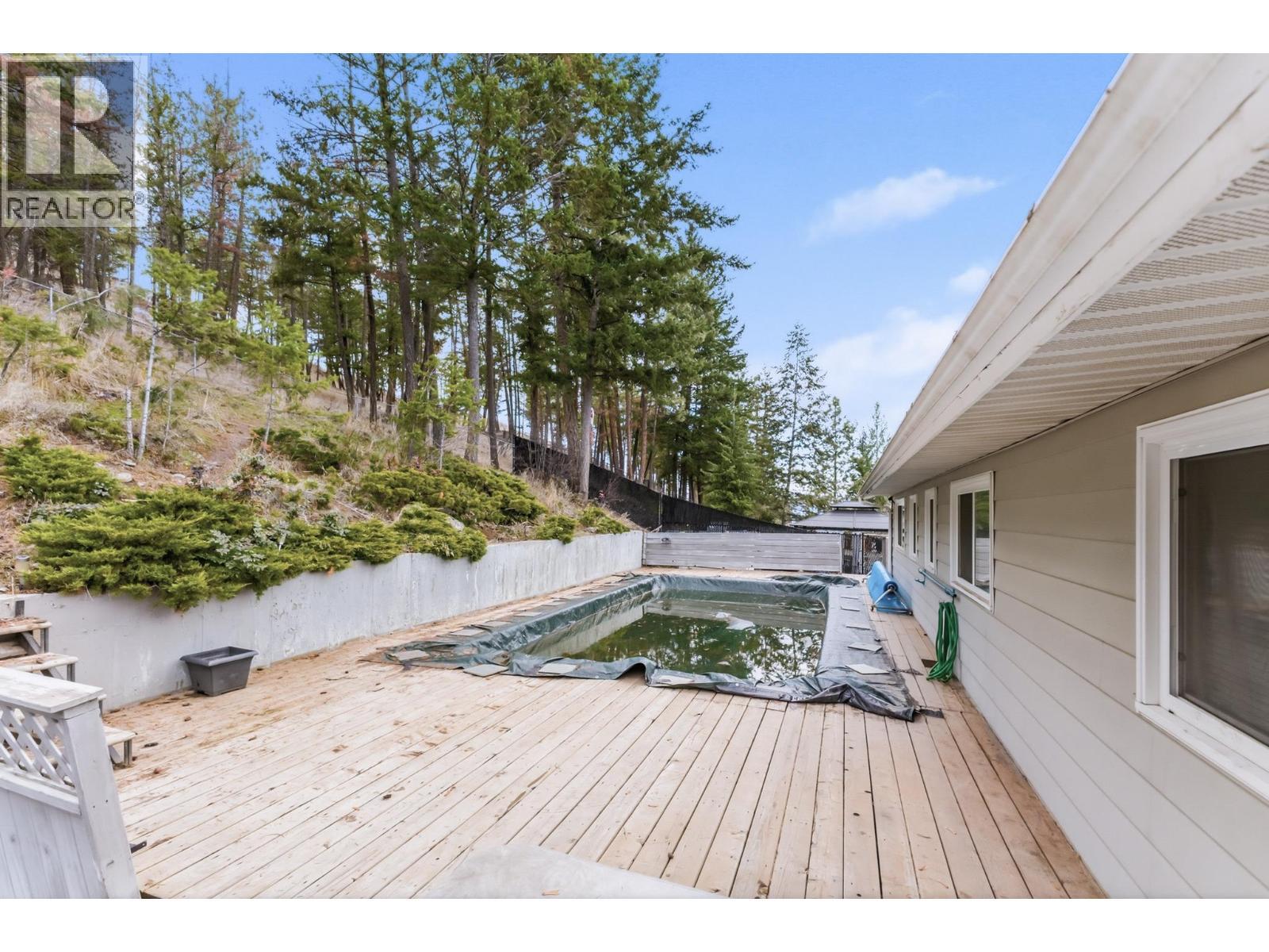 backyard with pool and hot tub - nature to the back - 2126 Verde Vista Road, Kelowna, BC - Outdoor