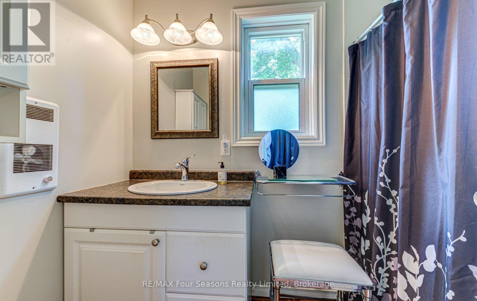 393 Second Street, Collingwood, ON - Indoor Photo Showing Bathroom