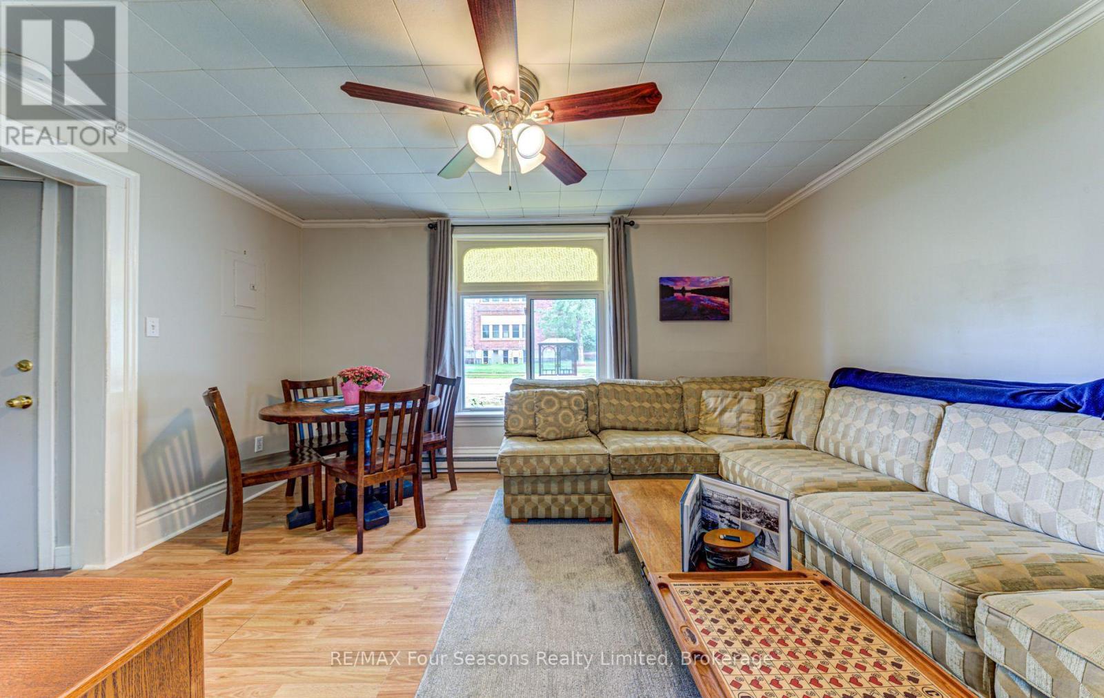 393 Second Street, Collingwood, ON - Indoor Photo Showing Living Room
