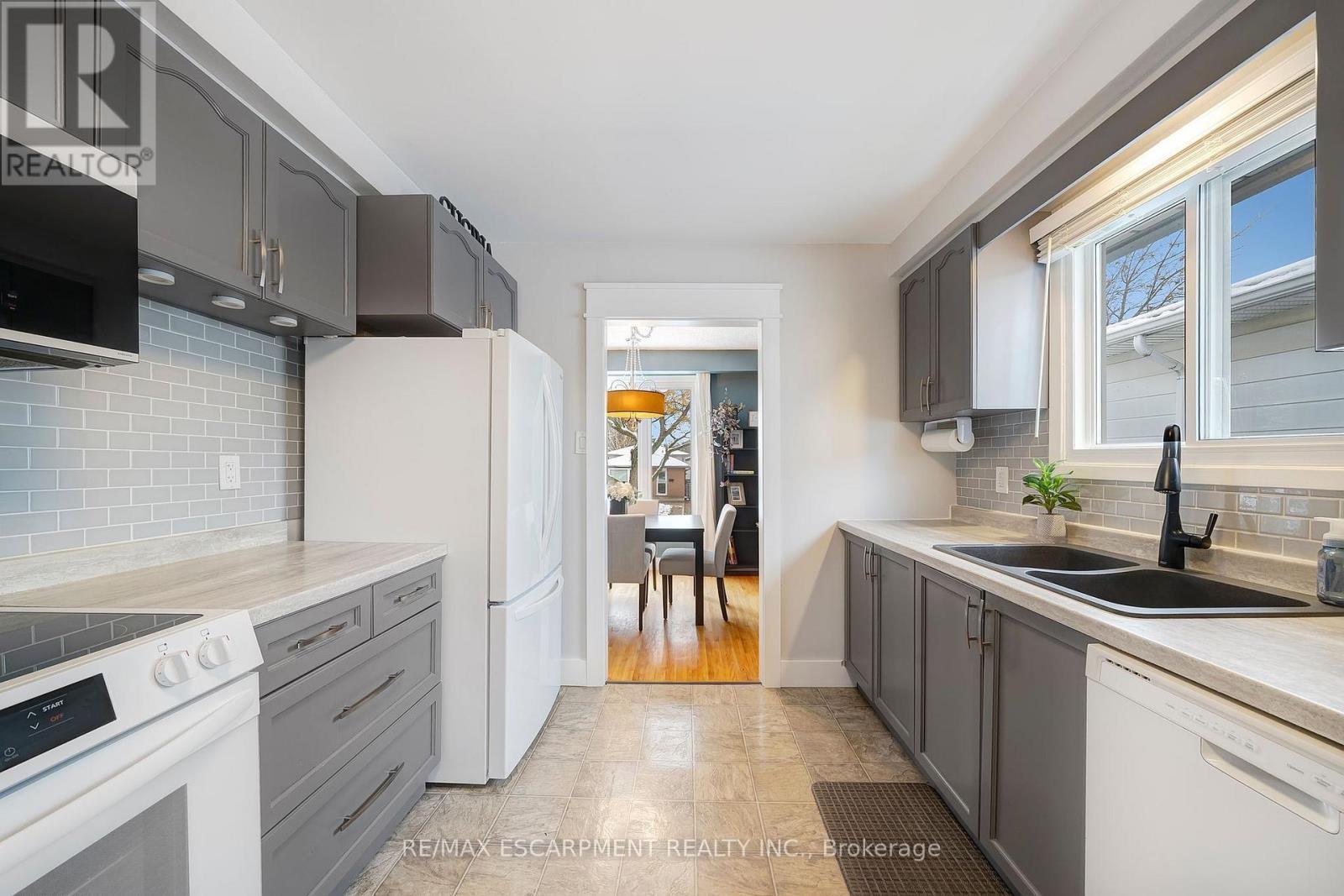 31 Raleigh Street, Hamilton, ON - Indoor Photo Showing Kitchen With Double Sink