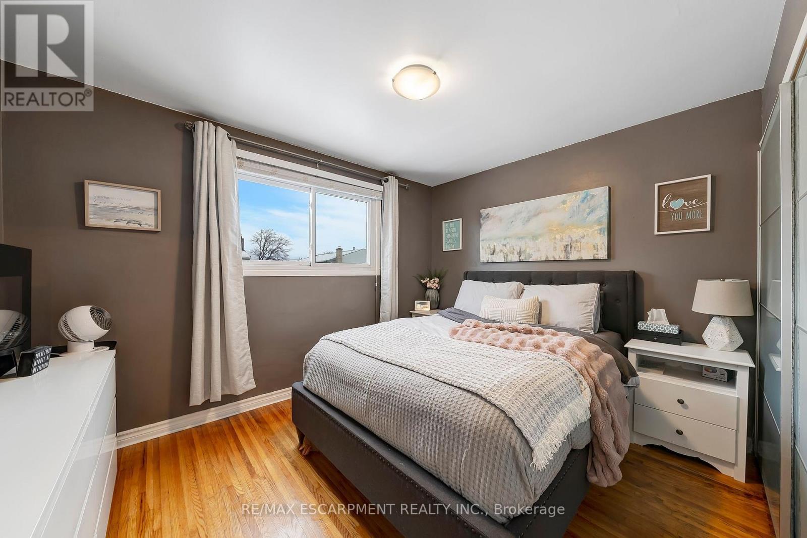 31 Raleigh Street, Hamilton, ON - Indoor Photo Showing Bedroom