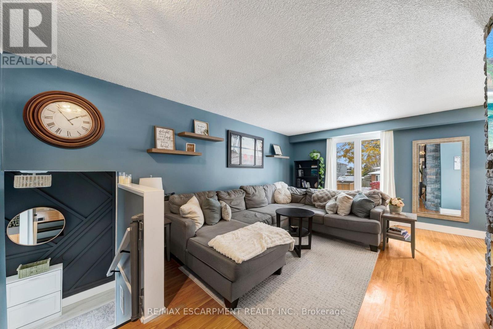 31 Raleigh Street, Hamilton, ON - Indoor Photo Showing Living Room