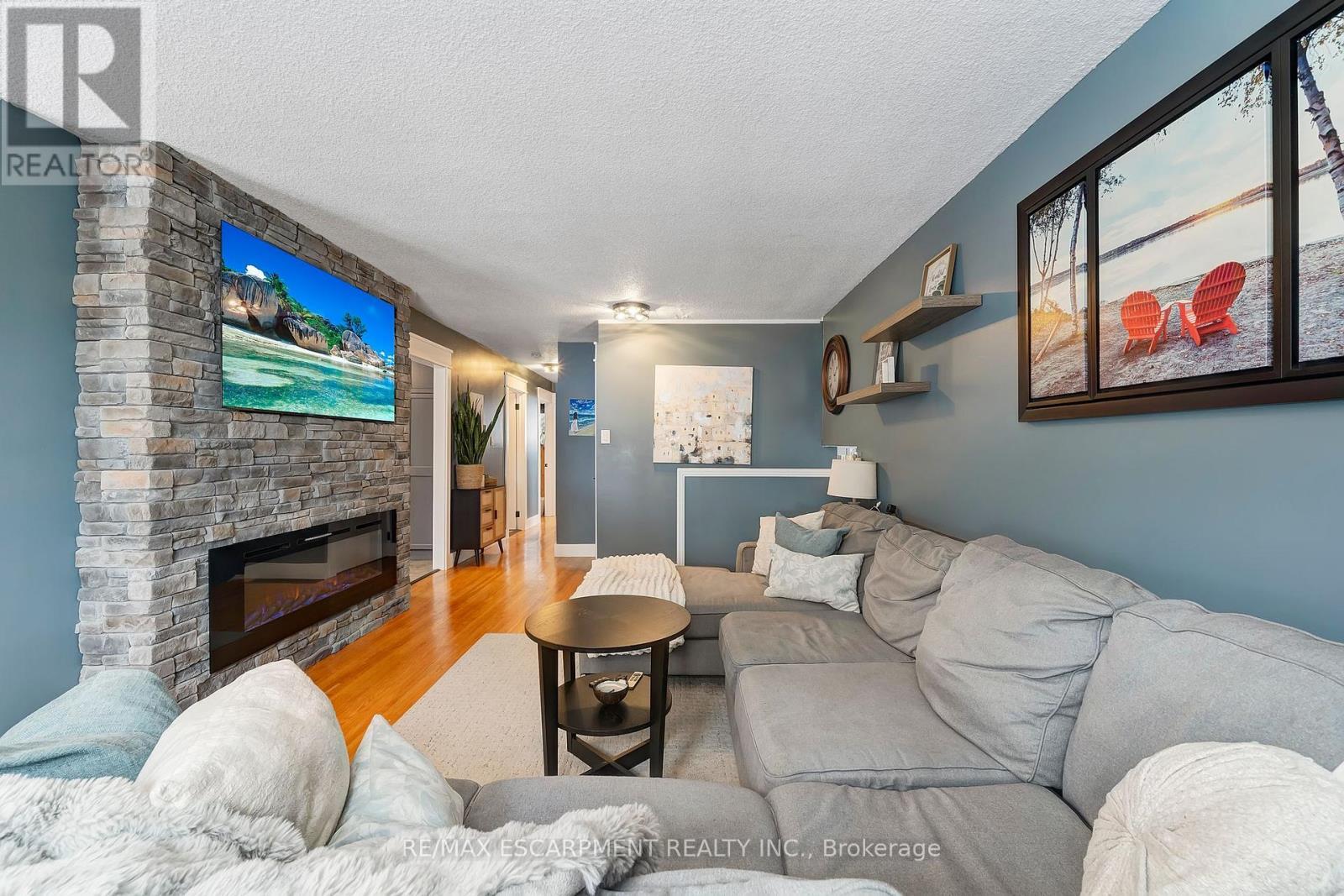 31 Raleigh Street, Hamilton, ON - Indoor Photo Showing Living Room With Fireplace