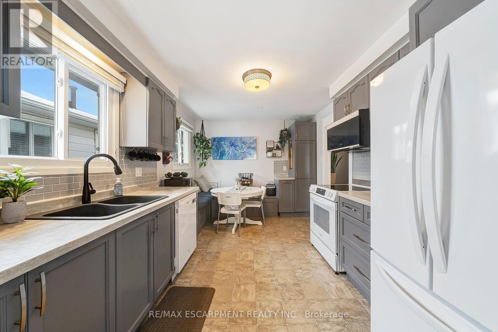 31 Raleigh Street, Hamilton, ON - Indoor Photo Showing Kitchen With Double Sink