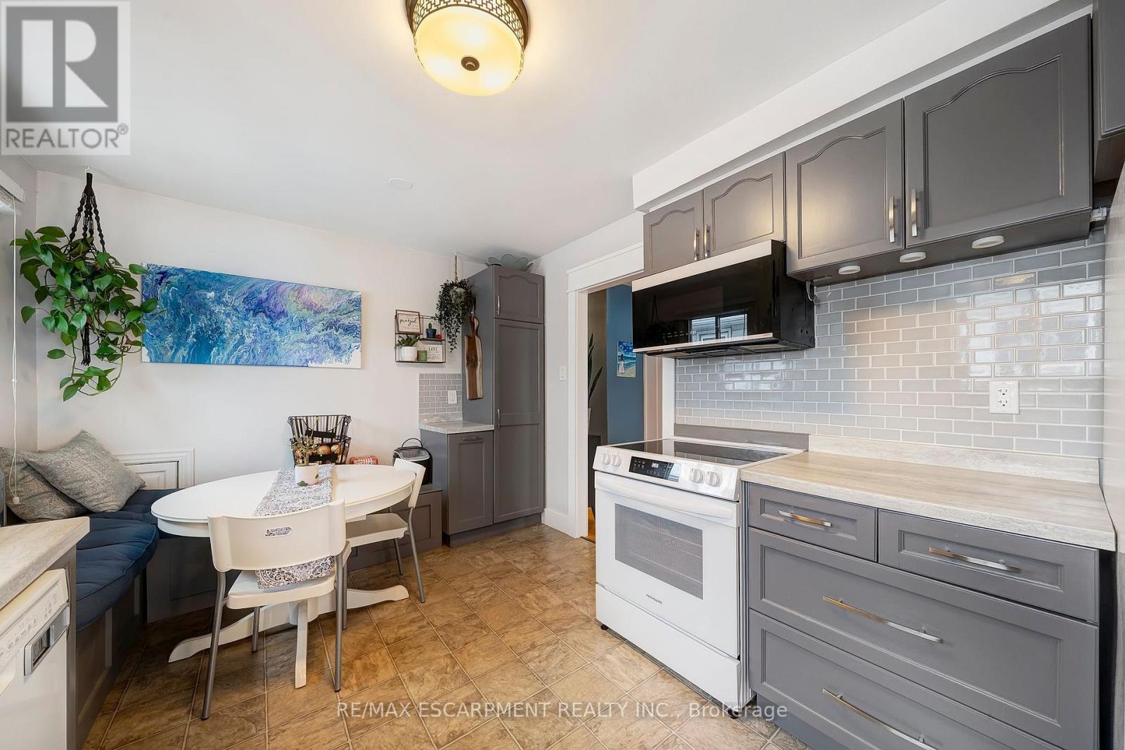 31 Raleigh Street, Hamilton, ON - Indoor Photo Showing Kitchen