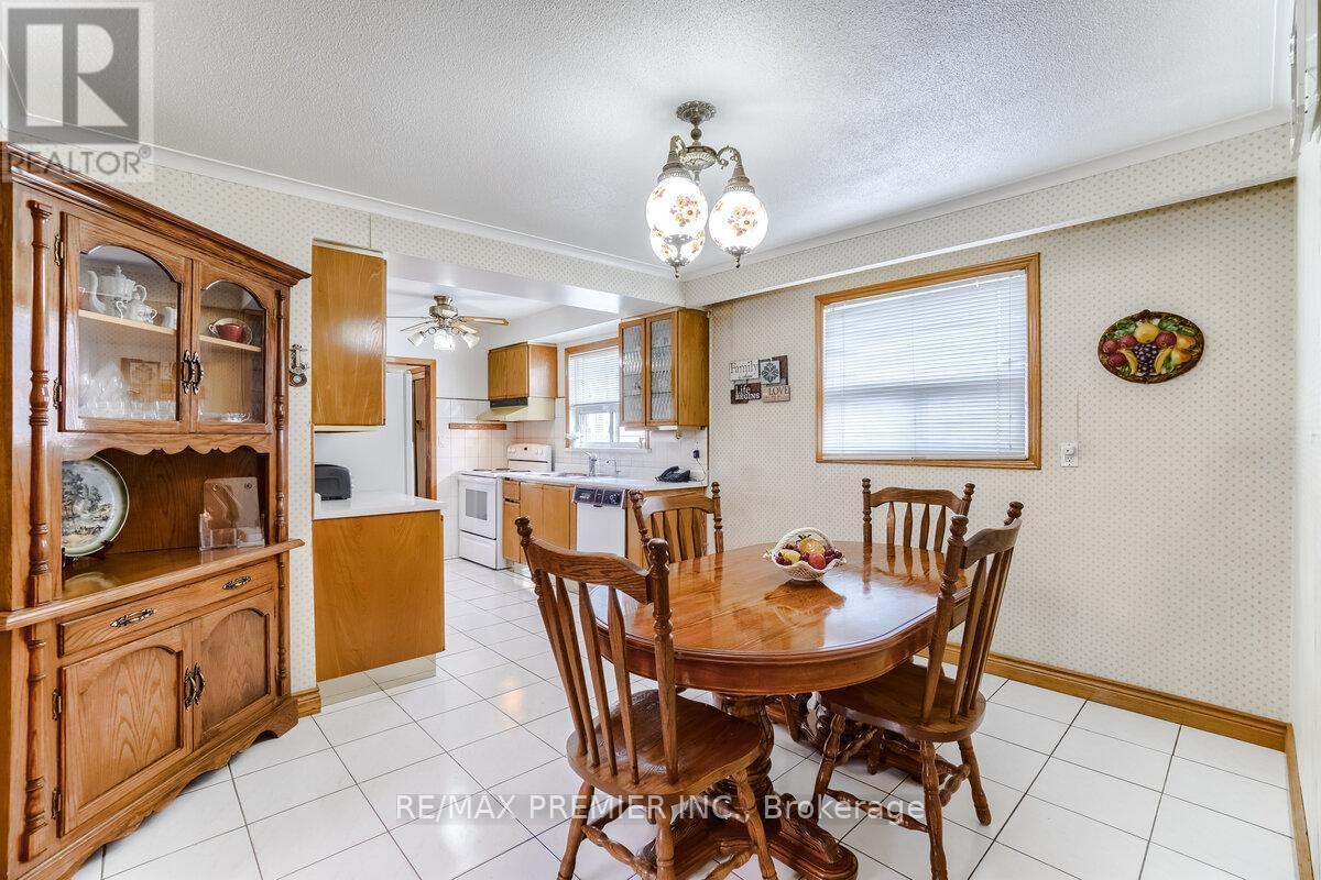 25 Bentworth Avenue, Toronto, ON - Indoor Photo Showing Dining Room