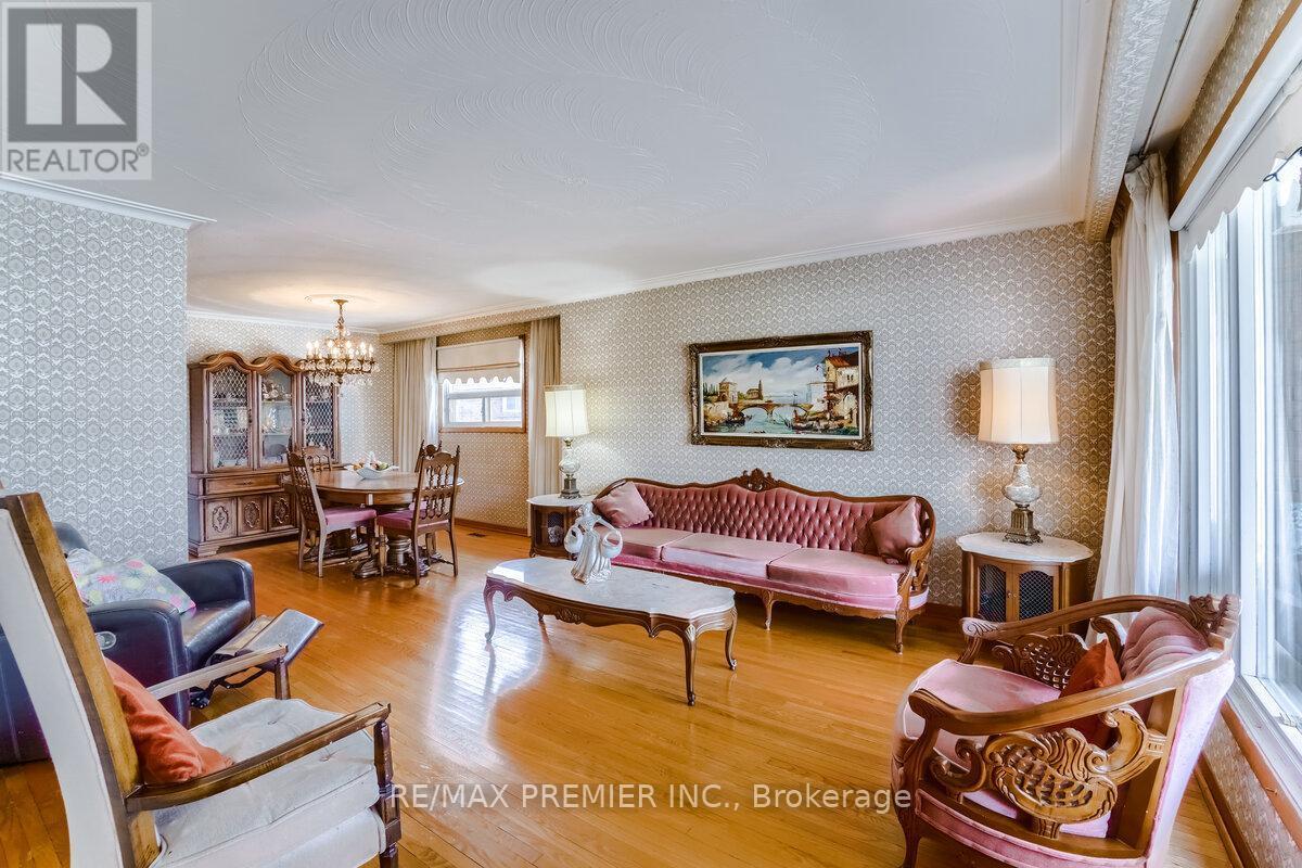 25 Bentworth Avenue, Toronto, ON - Indoor Photo Showing Living Room
