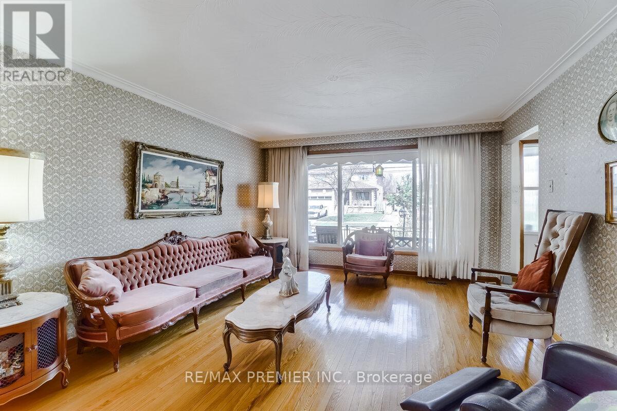 25 Bentworth Avenue, Toronto, ON - Indoor Photo Showing Living Room