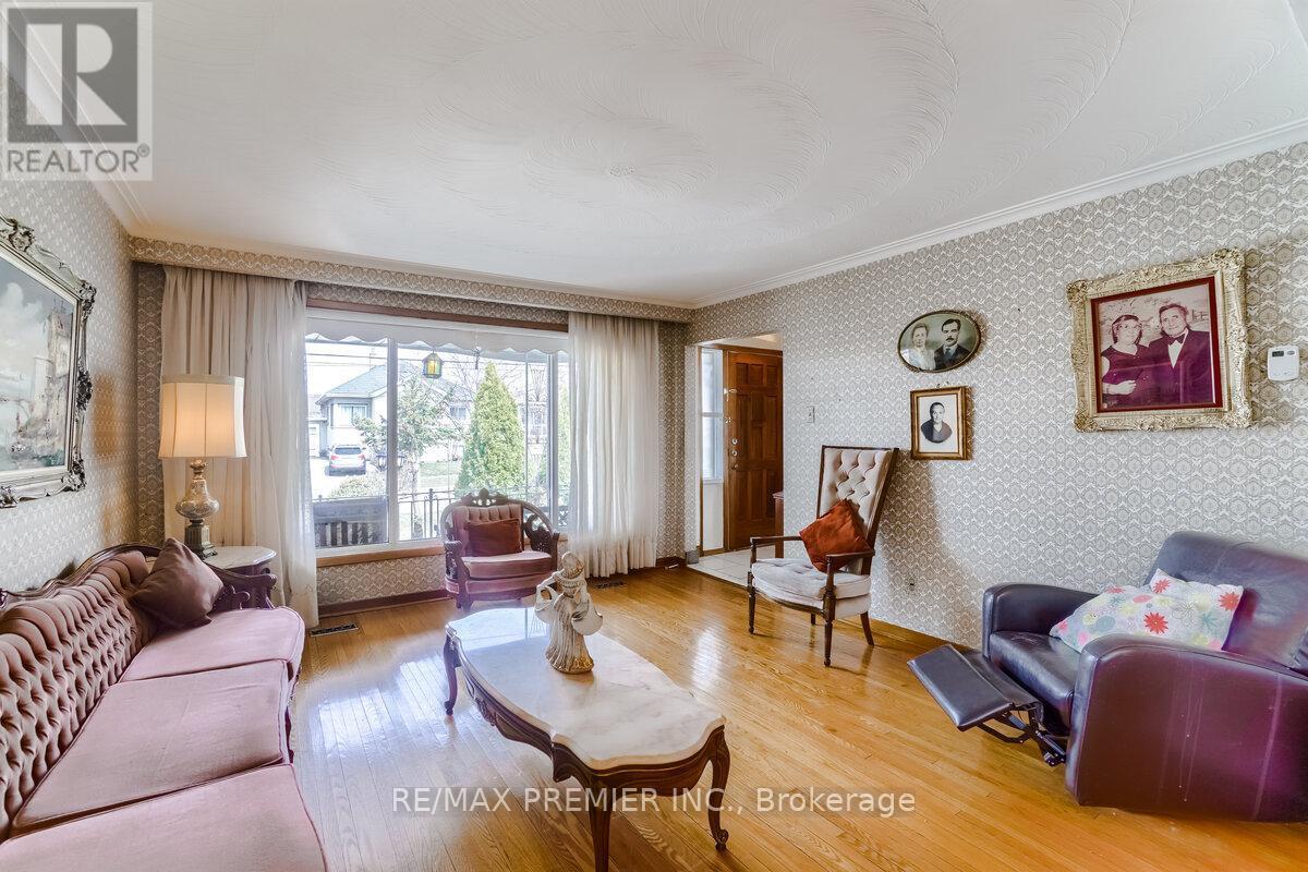 25 Bentworth Avenue, Toronto, ON - Indoor Photo Showing Living Room