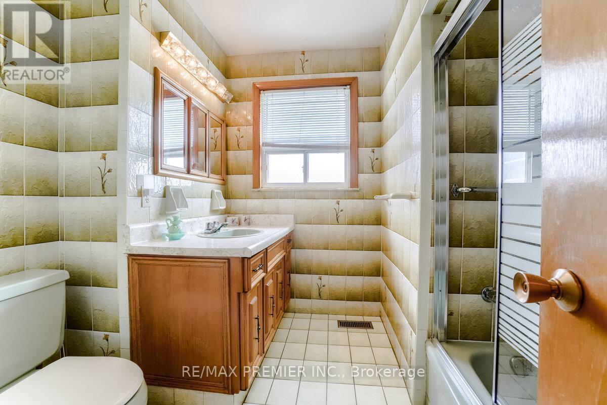 25 Bentworth Avenue, Toronto, ON - Indoor Photo Showing Bathroom