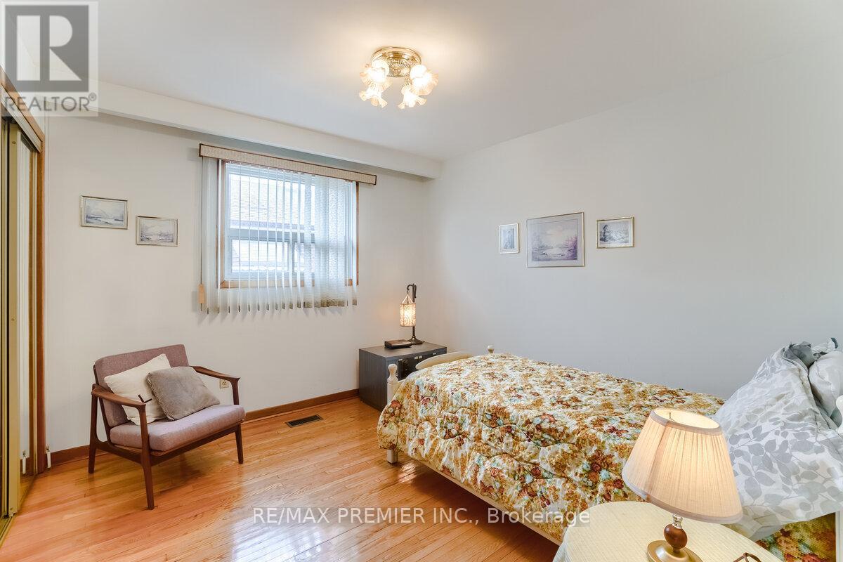 25 Bentworth Avenue, Toronto, ON - Indoor Photo Showing Bedroom