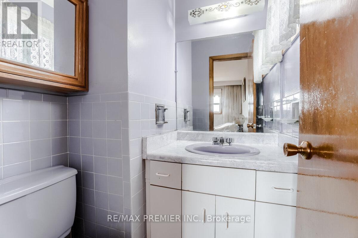 25 Bentworth Avenue, Toronto, ON - Indoor Photo Showing Bathroom