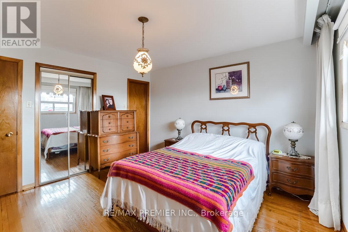 25 Bentworth Avenue, Toronto, ON - Indoor Photo Showing Bedroom