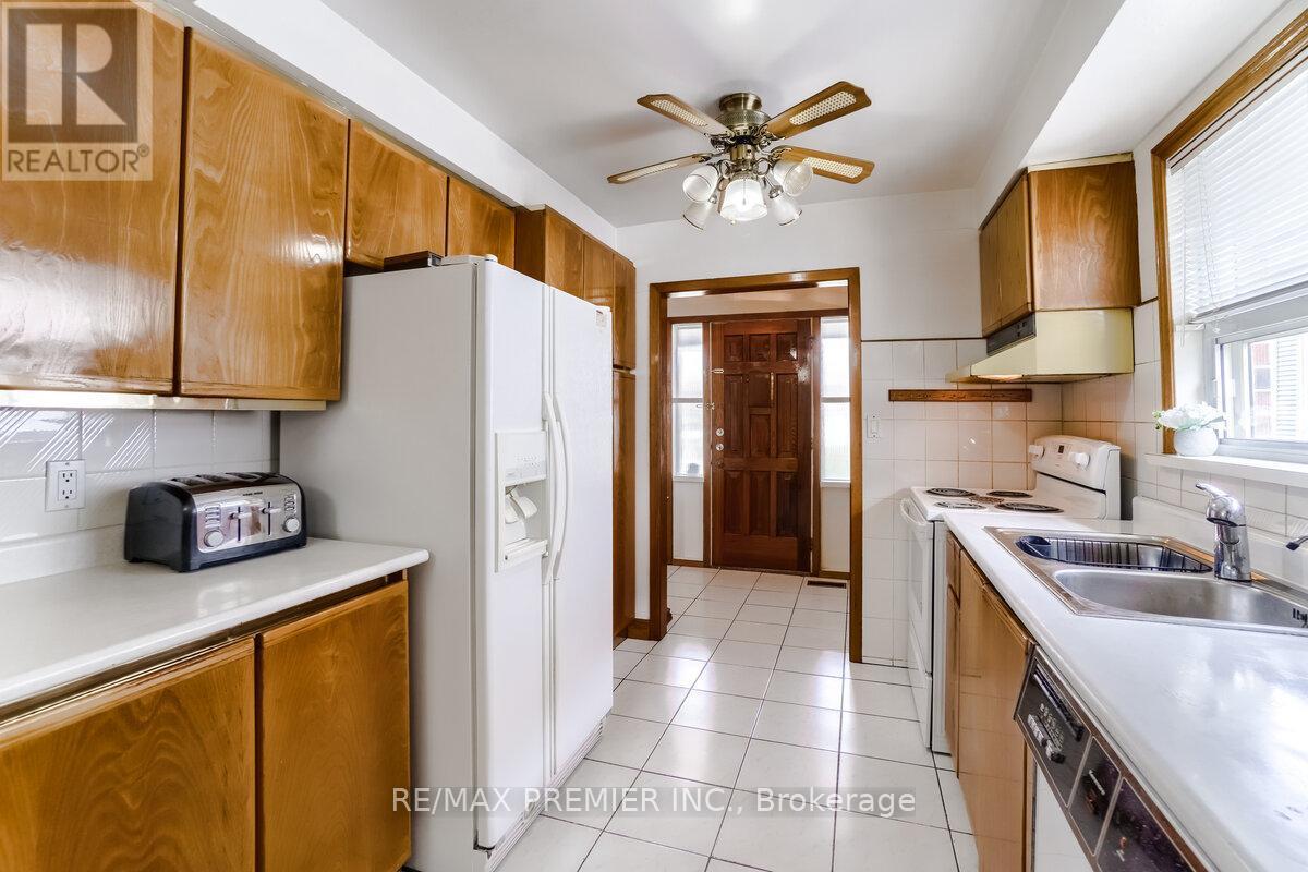 25 Bentworth Avenue, Toronto, ON - Indoor Photo Showing Kitchen With Double Sink