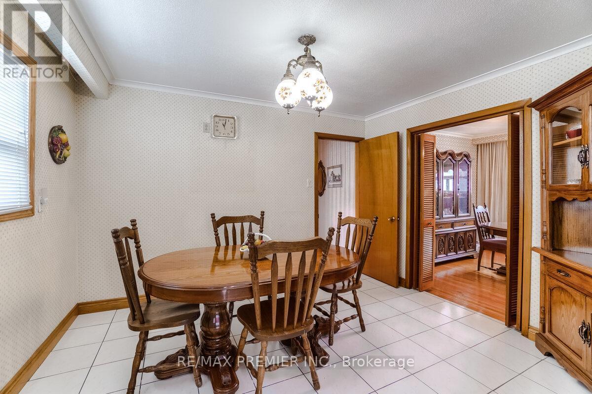 25 Bentworth Avenue, Toronto, ON - Indoor Photo Showing Dining Room
