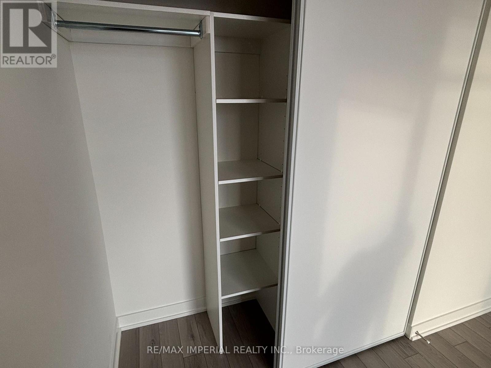 closet2 - 706 - 3071 Trafalgar Road, Oakville, ON - Indoor