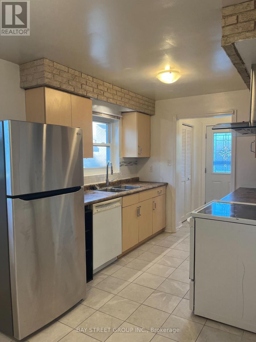 3420 Galena Crescent N, Mississauga, ON - Indoor Photo Showing Kitchen With Double Sink