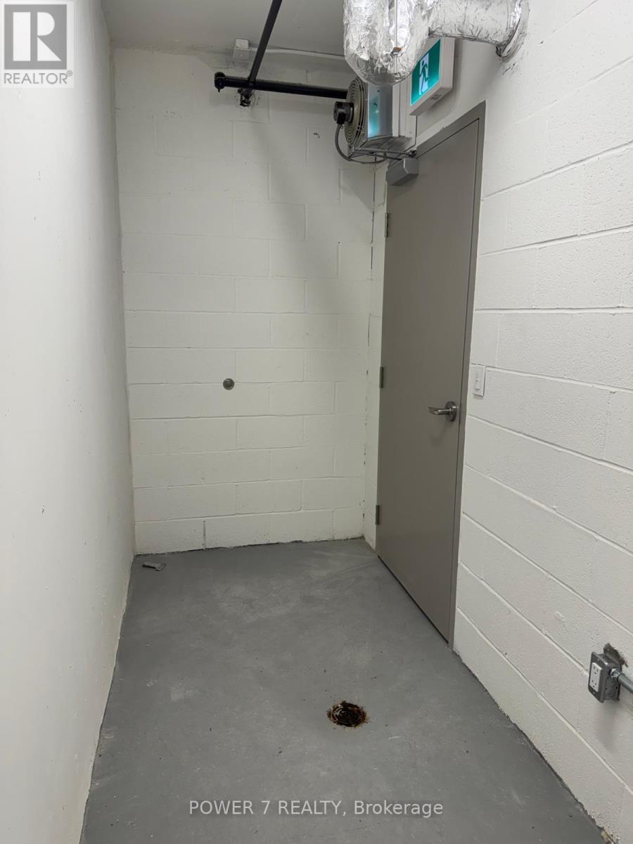 3205 (Lph5) - 280 Dundas Street W, Toronto, ON - Indoor Photo Showing Garage