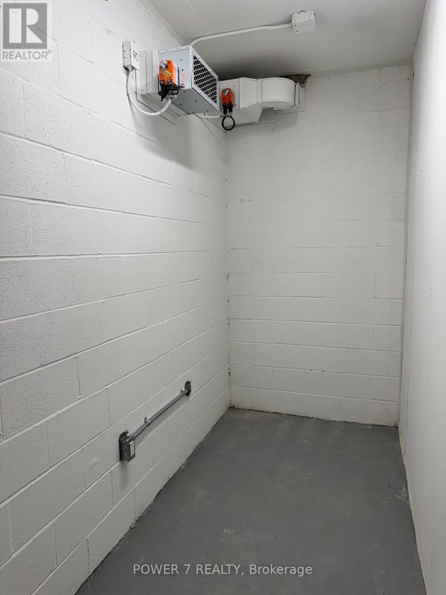 3205 (Lph5) - 280 Dundas Street W, Toronto, ON - Indoor Photo Showing Garage