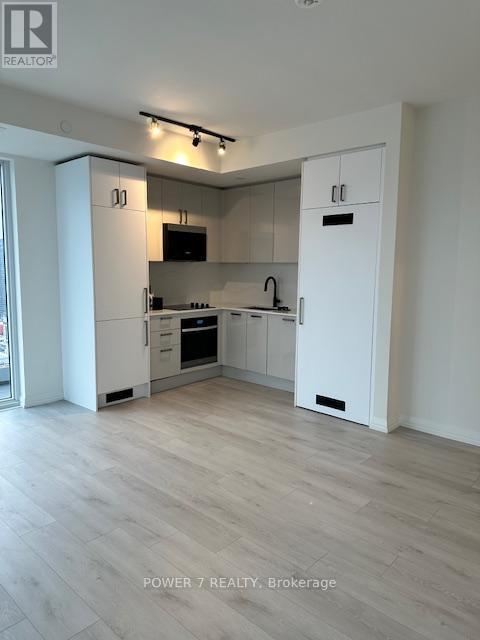 3205 (Lph5) - 280 Dundas Street W, Toronto, ON - Indoor Photo Showing Kitchen