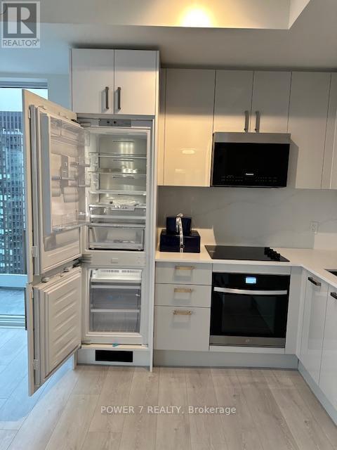 3205 (Lph5) - 280 Dundas Street W, Toronto, ON - Indoor Photo Showing Kitchen With Upgraded Kitchen