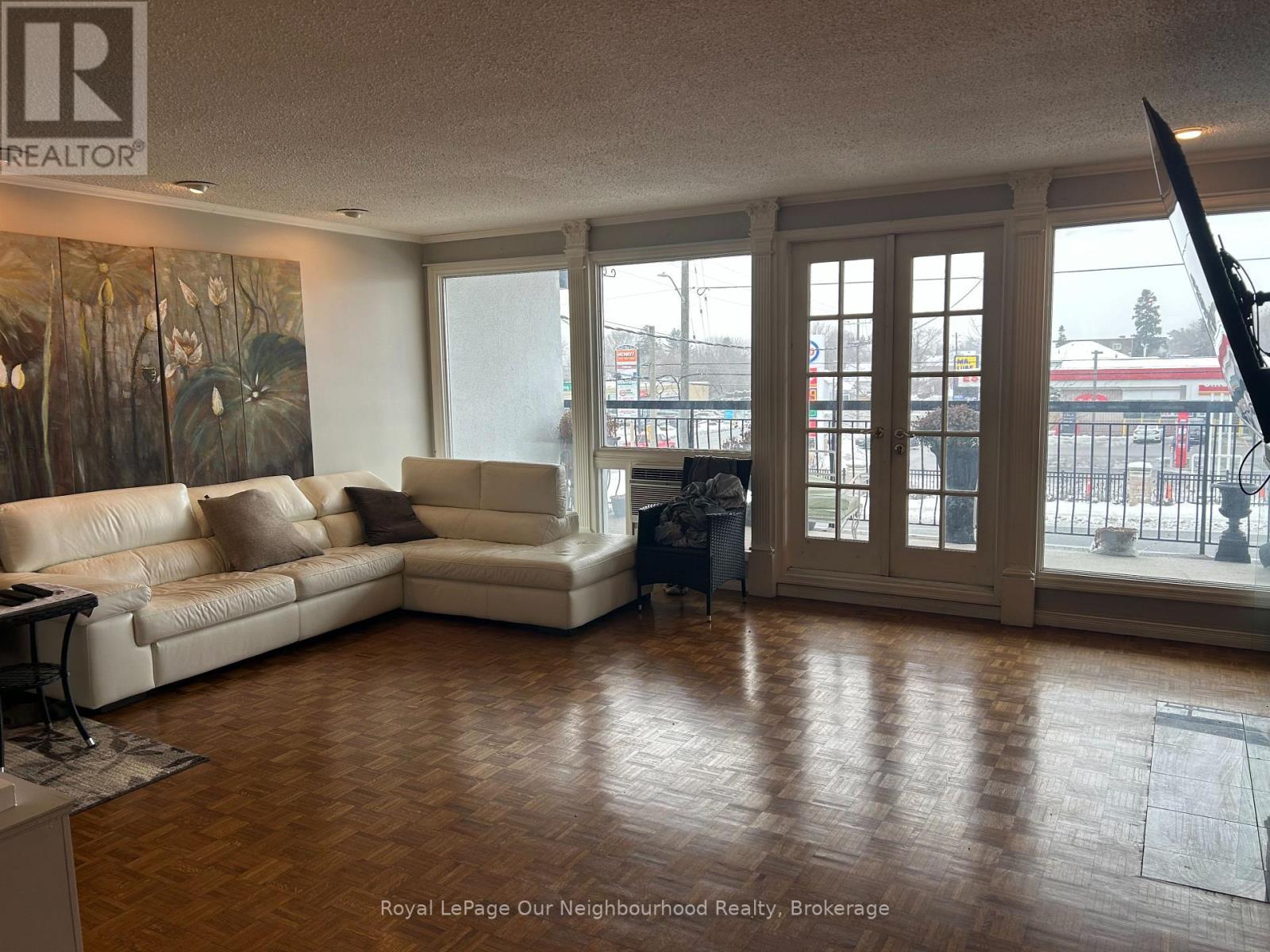 282 King Street W, Oshawa, ON - Indoor Photo Showing Living Room