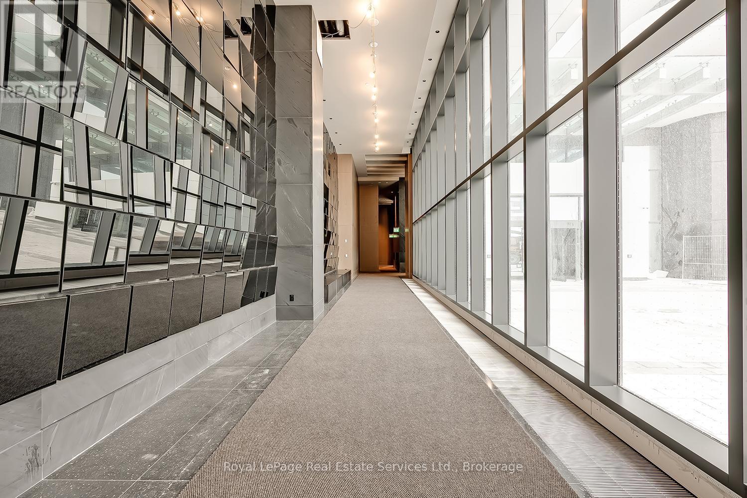 4303 - 8 Interchange Way, Vaughan (Vaughan Corporate Centre), ON - Indoor Photo Showing Other Room