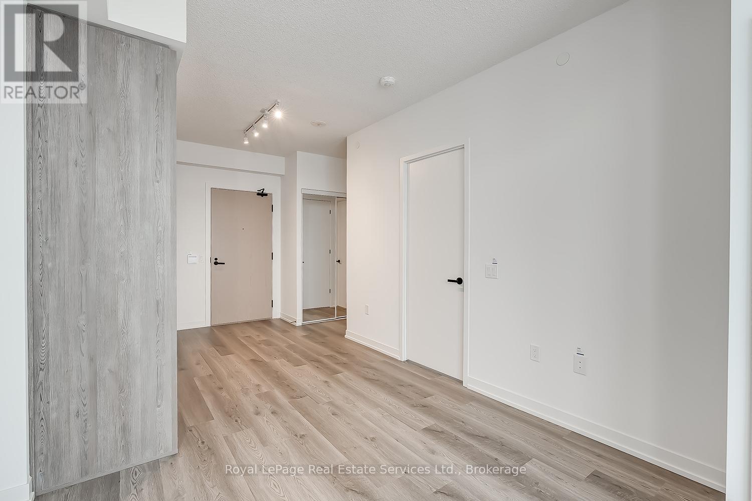 4303 - 8 Interchange Way, Vaughan (Vaughan Corporate Centre), ON - Indoor Photo Showing Other Room