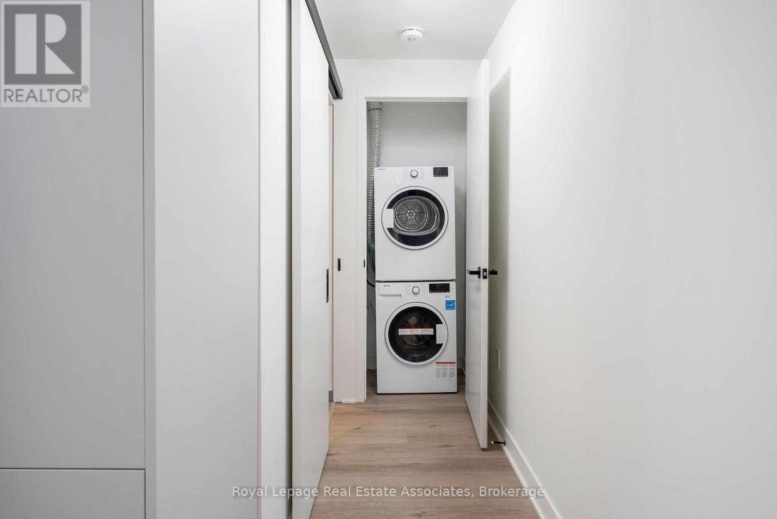 3908 - 55 Charles Street E, Toronto, ON - Indoor Photo Showing Laundry Room
