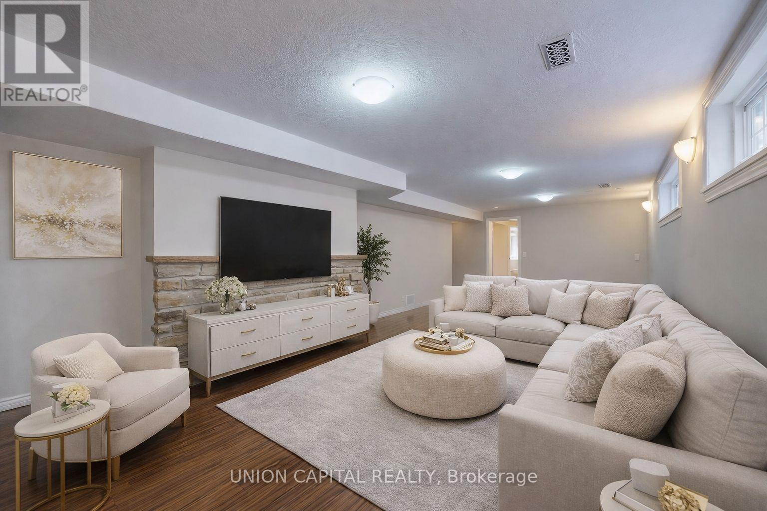 16 Cavalier Crescent, Vaughan, ON - Indoor Photo Showing Living Room