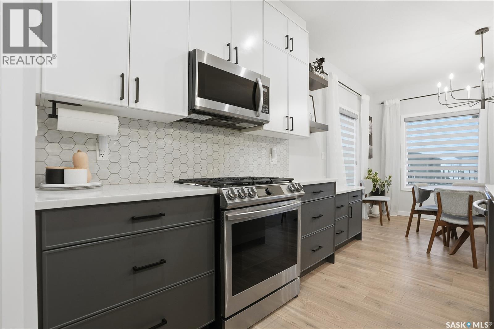 746 Bentley Manor, Saskatoon, SK - Indoor Photo Showing Kitchen With Upgraded Kitchen