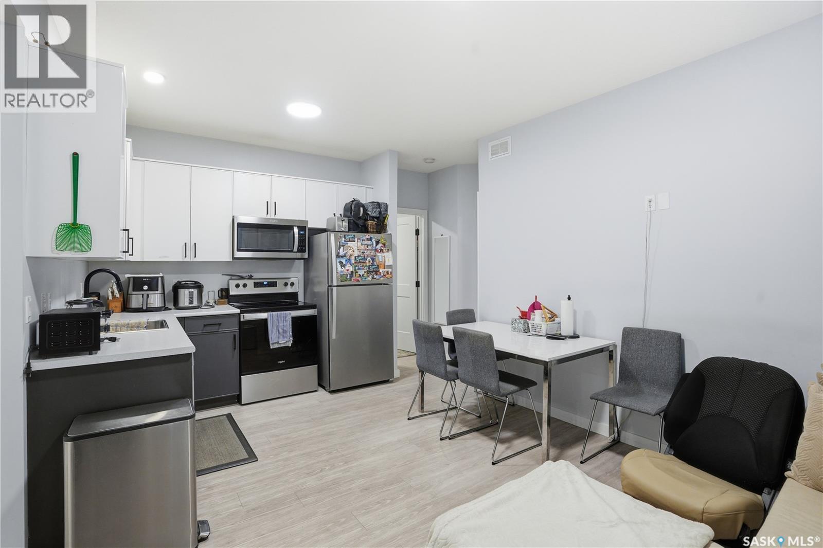 746 Bentley Manor, Saskatoon, SK - Indoor Photo Showing Kitchen
