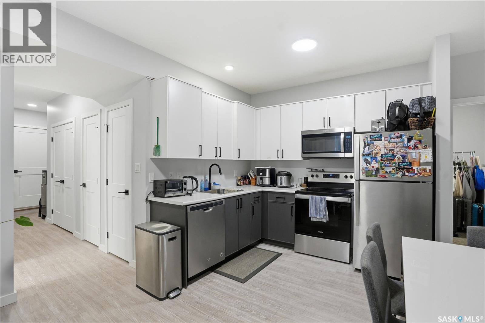 746 Bentley Manor, Saskatoon, SK - Indoor Photo Showing Kitchen