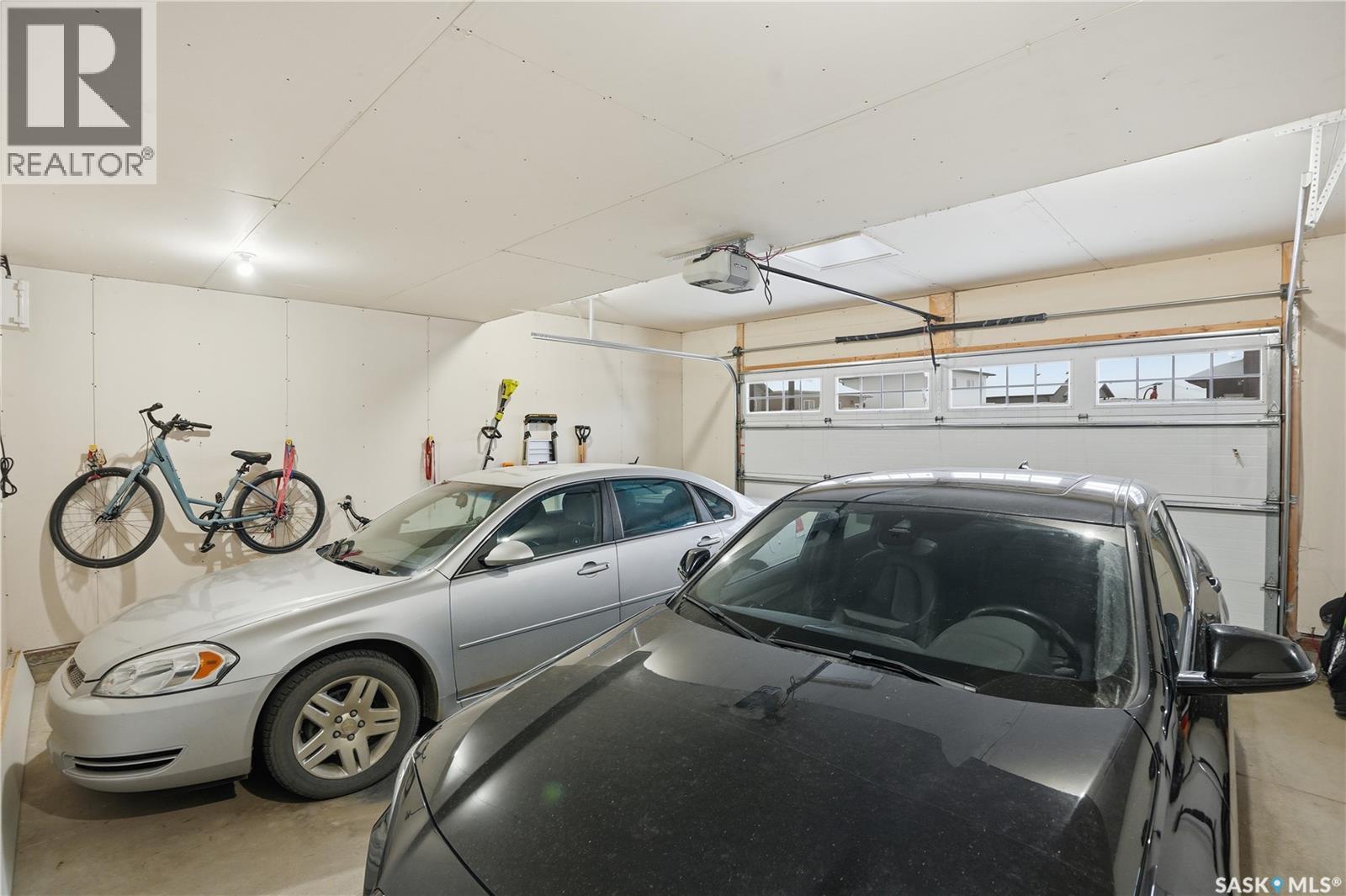 746 Bentley Manor, Saskatoon, SK - Indoor Photo Showing Garage