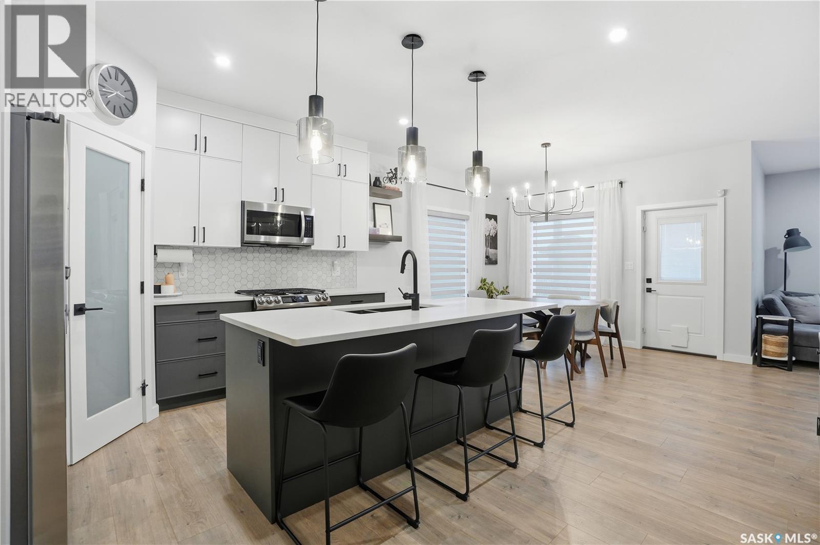 746 Bentley Manor, Saskatoon, SK - Indoor Photo Showing Kitchen With Upgraded Kitchen