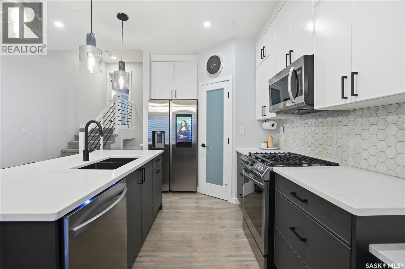 746 Bentley Manor, Saskatoon, SK - Indoor Photo Showing Kitchen With Double Sink With Upgraded Kitchen